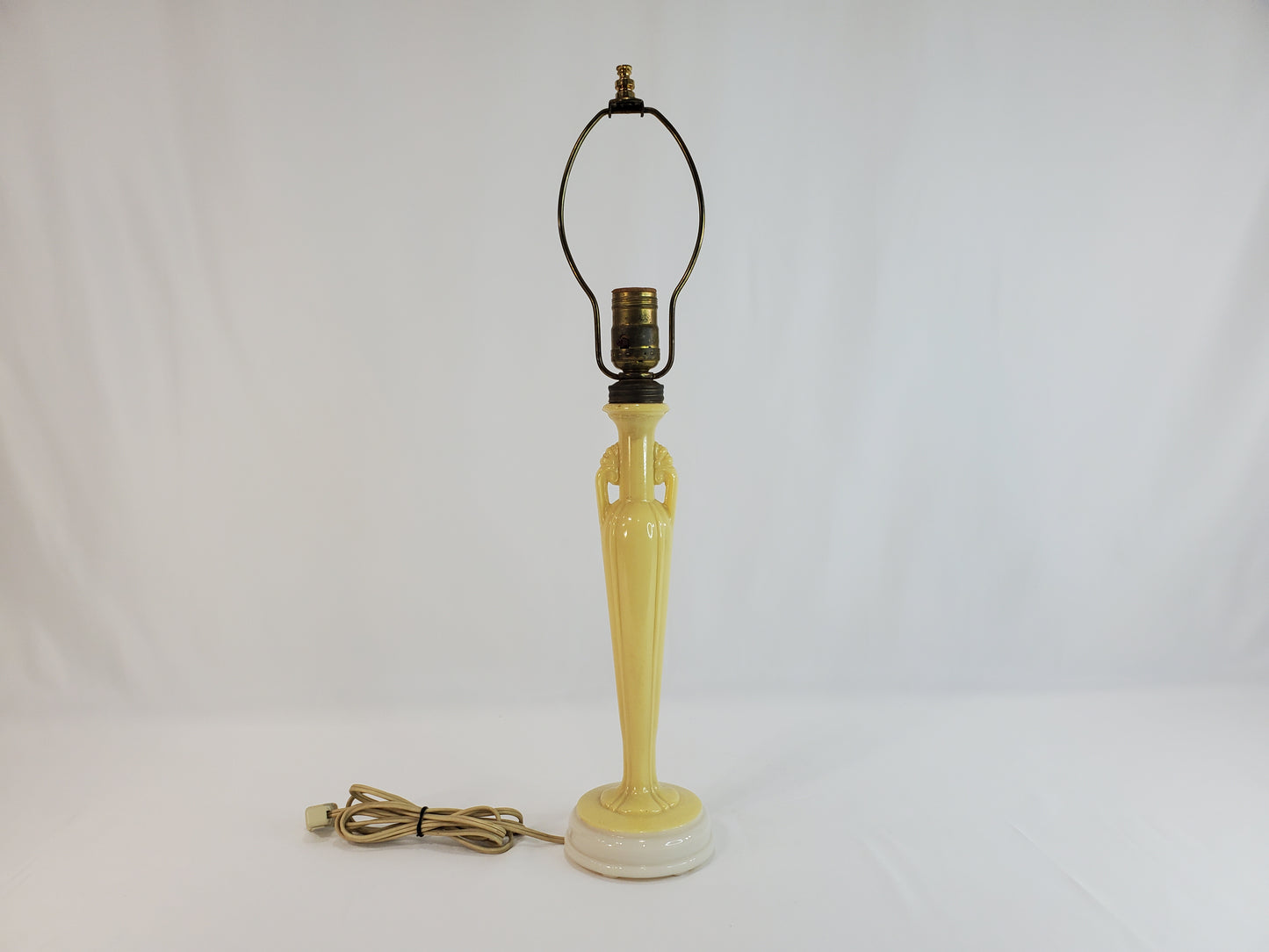 1940s Aladdin Alacite Art Deco Table Lamp in Soft Yellow