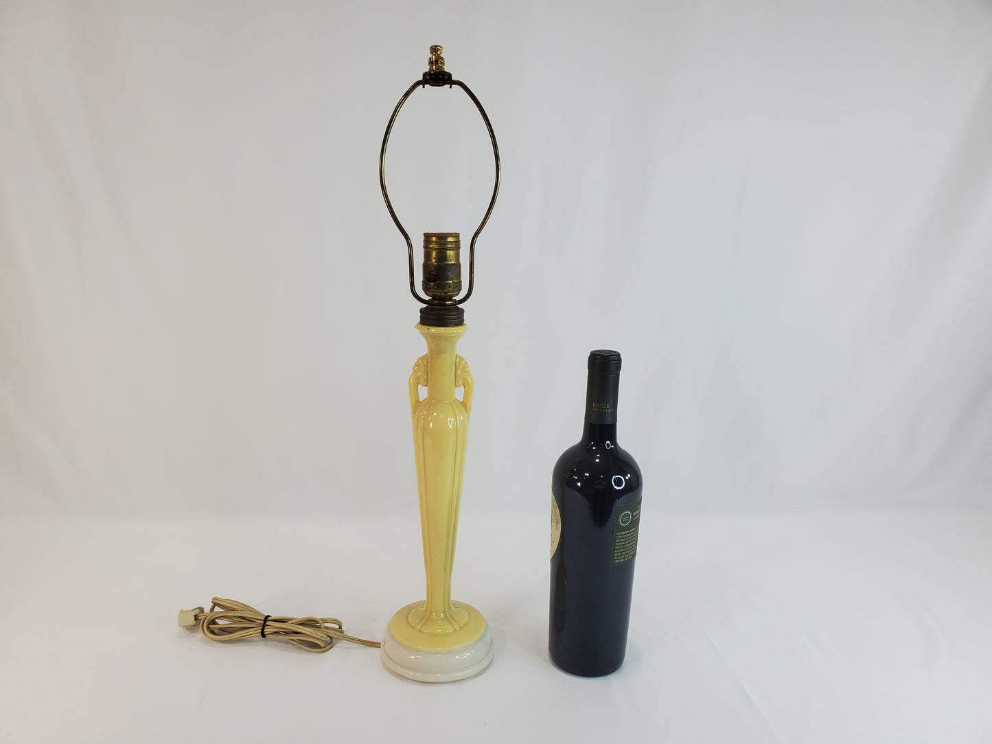 1940s Aladdin Alacite Art Deco Table Lamp in Soft Yellow