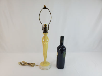 1940s Aladdin Alacite Art Deco Table Lamp in Soft Yellow