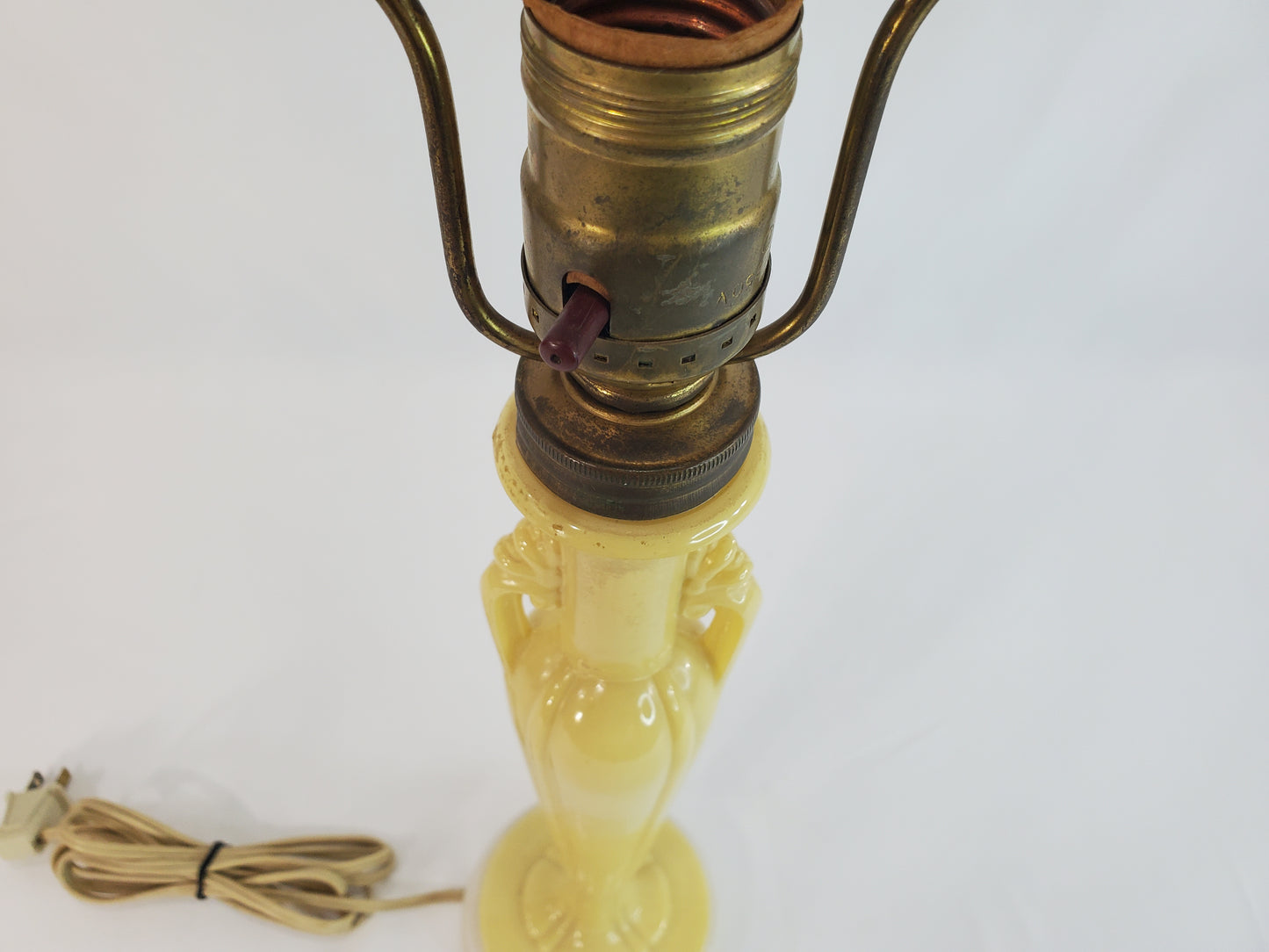 1940s Aladdin Alacite Art Deco Table Lamp in Soft Yellow