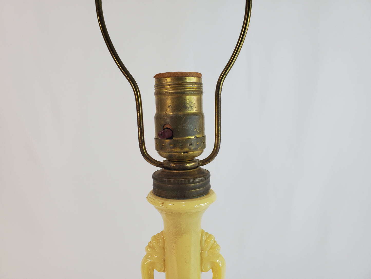 1940s Aladdin Alacite Art Deco Table Lamp in Soft Yellow