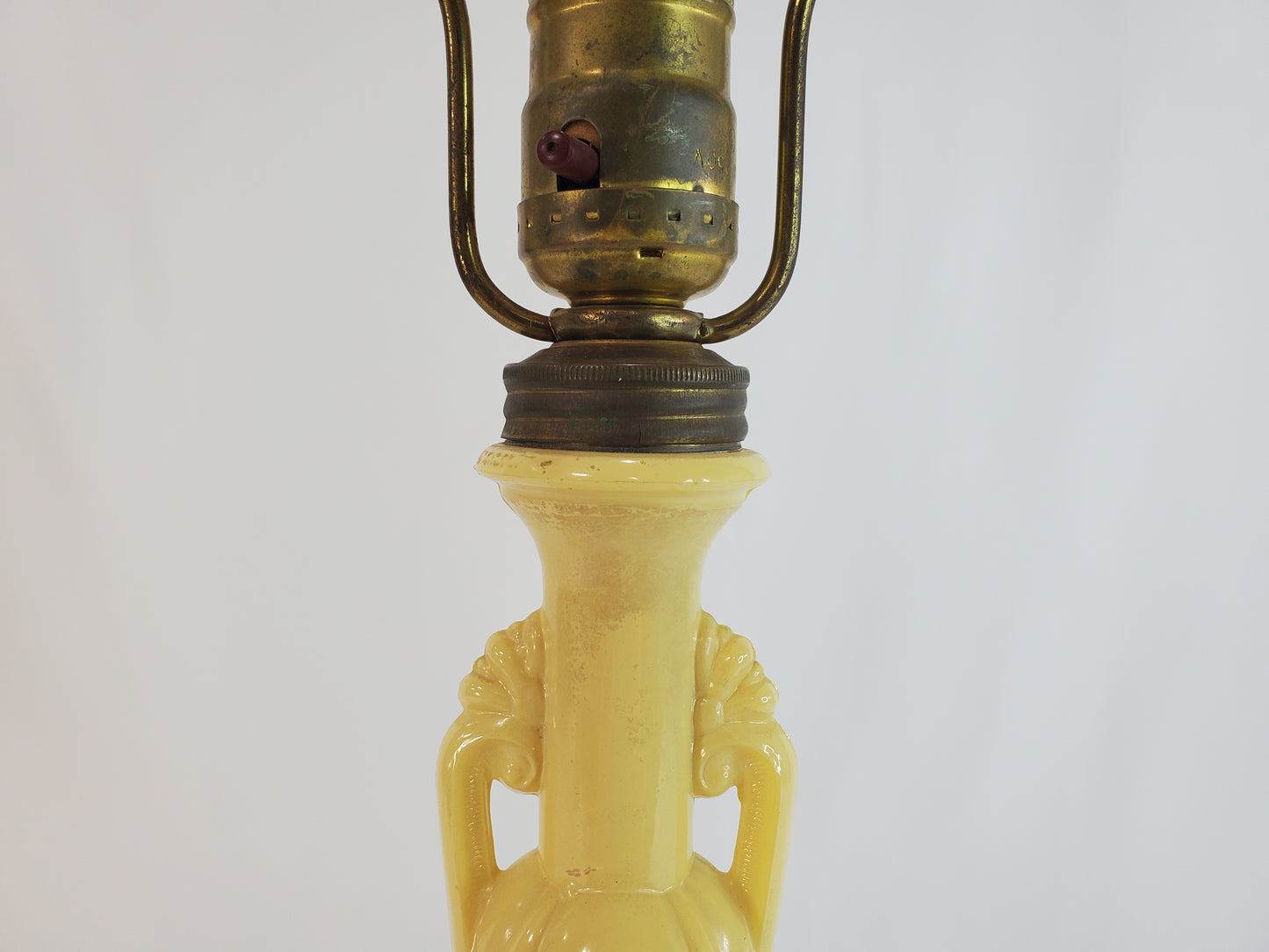 1940s Aladdin Alacite Art Deco Table Lamp in Soft Yellow