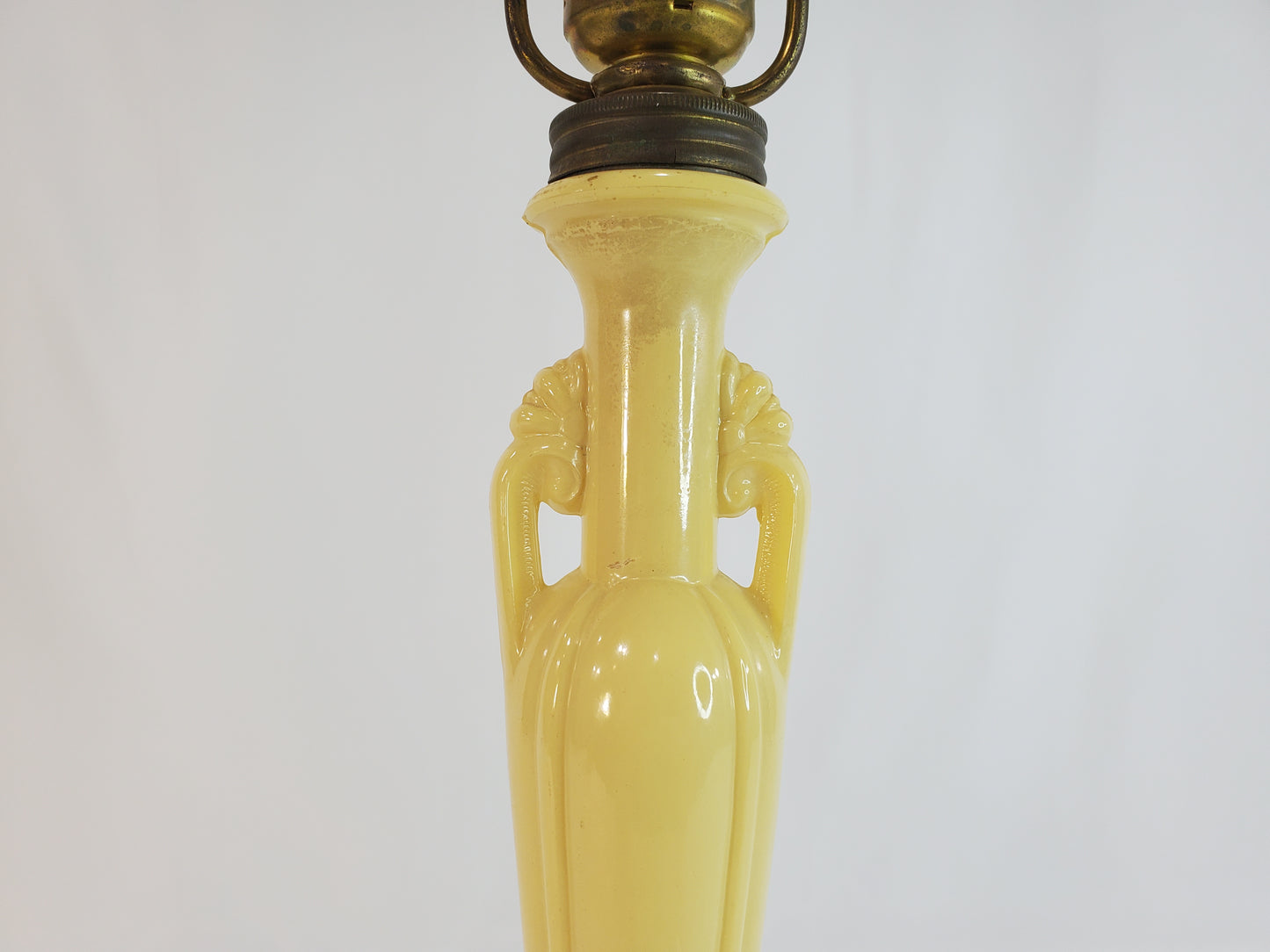 1940s Aladdin Alacite Art Deco Table Lamp in Soft Yellow