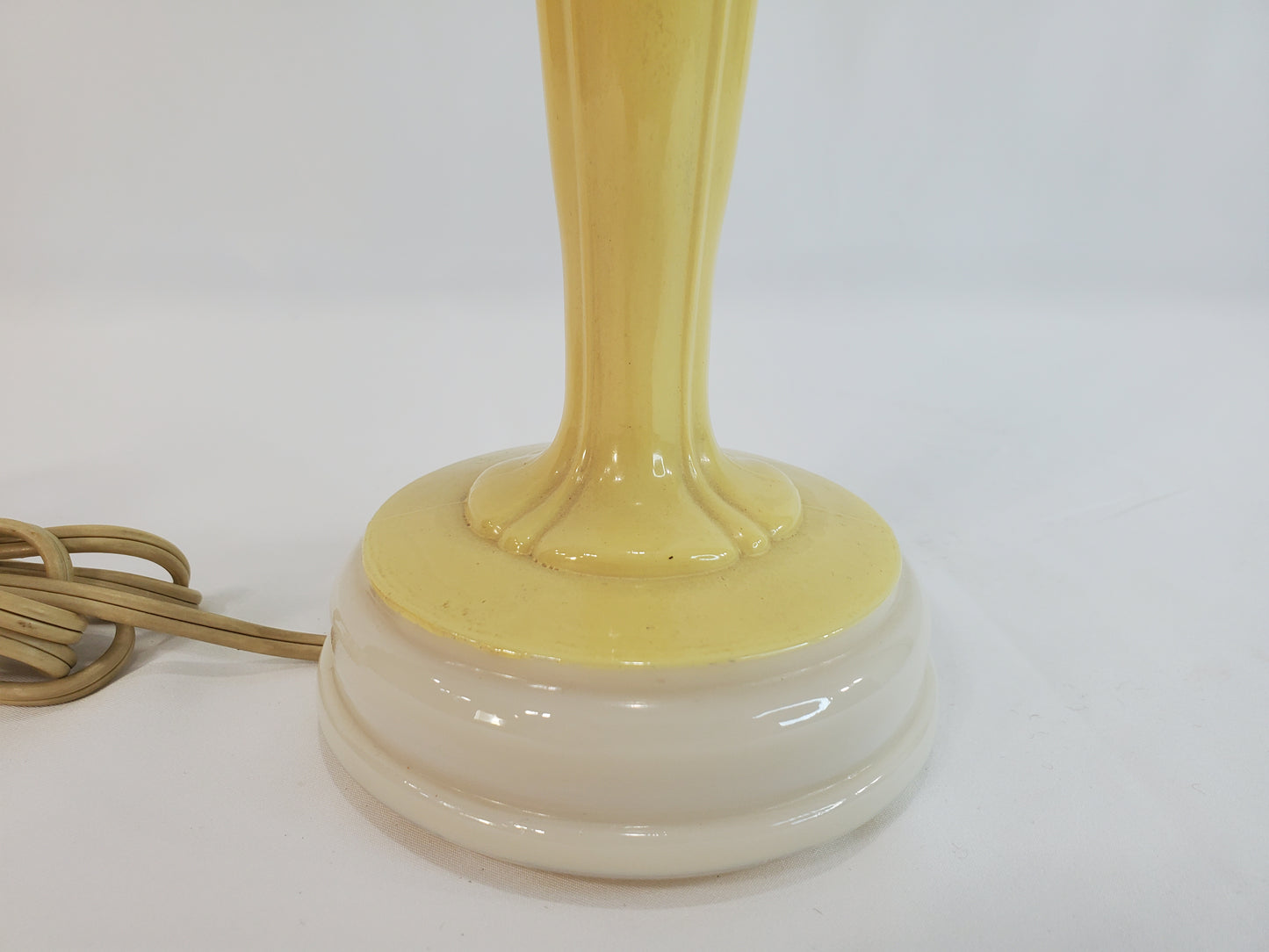 1940s Aladdin Alacite Art Deco Table Lamp in Soft Yellow