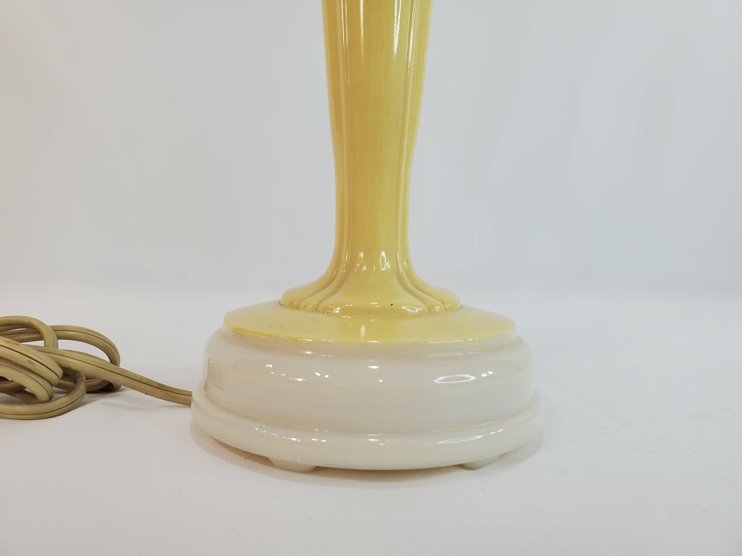 1940s Aladdin Alacite Art Deco Table Lamp in Soft Yellow