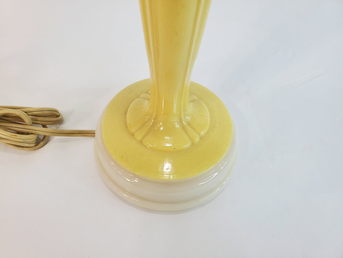 1940s Aladdin Alacite Art Deco Table Lamp in Soft Yellow