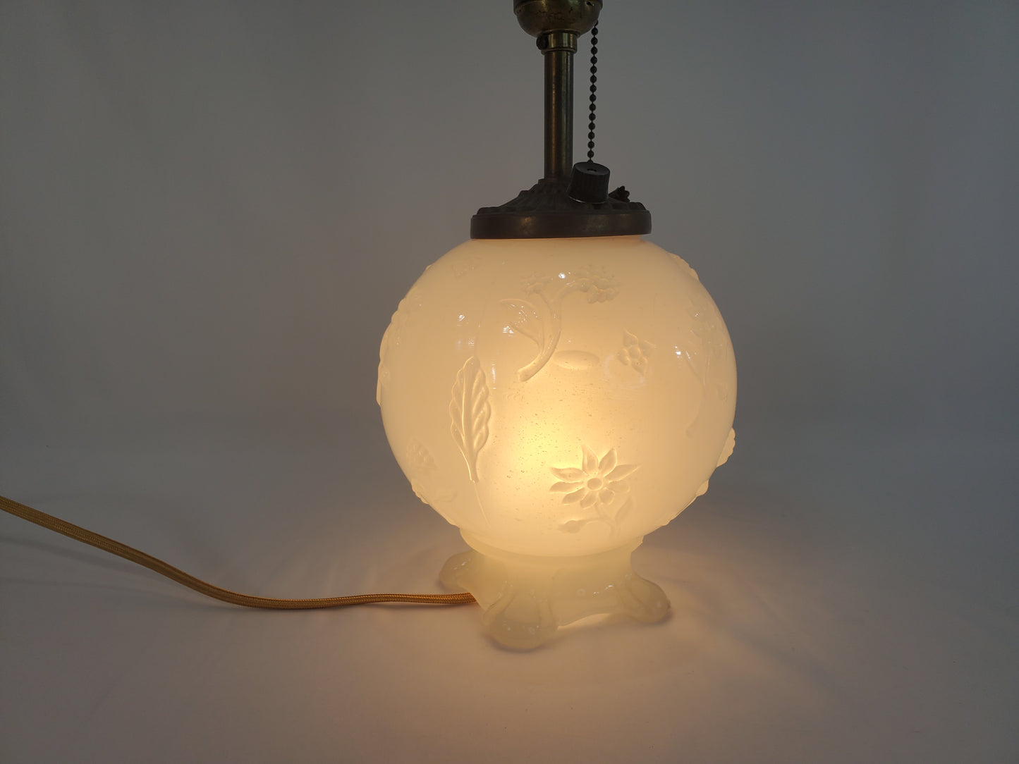 1940s Art Deco Aladdin Alacite Opalescent Glass Lamp w Illuminated Base
