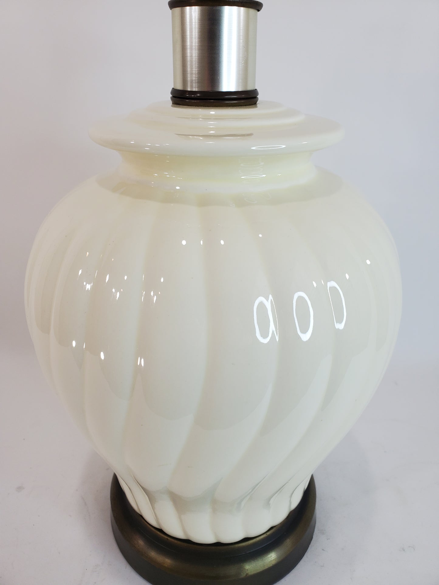 Vintage Cream MCM Ceramic Swirled Ginger Jar Table Lamp